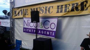 Almost like a summer festival: lots of people, lots of beer and live music