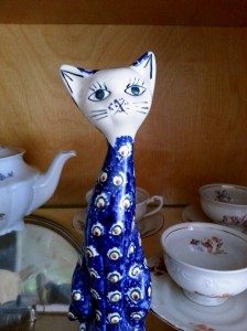 Classic tea-set (with a cat)