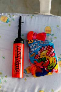 Air pumps and balloons - kids will love that!